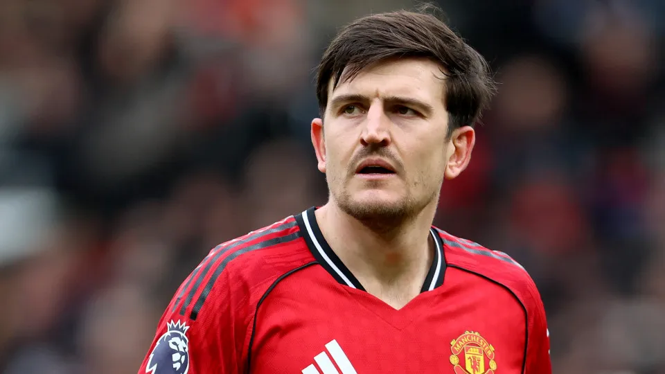 Maguire recusa proposta milionária e renova com o Manchester United