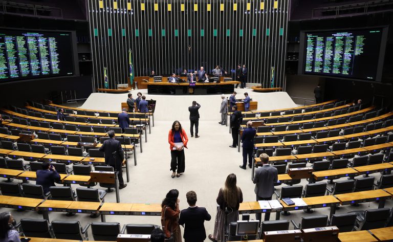 Câmara pode votar projetos sobre aposentadoria compulsória, transparência de gastos e crimes sexuais com uso de IA