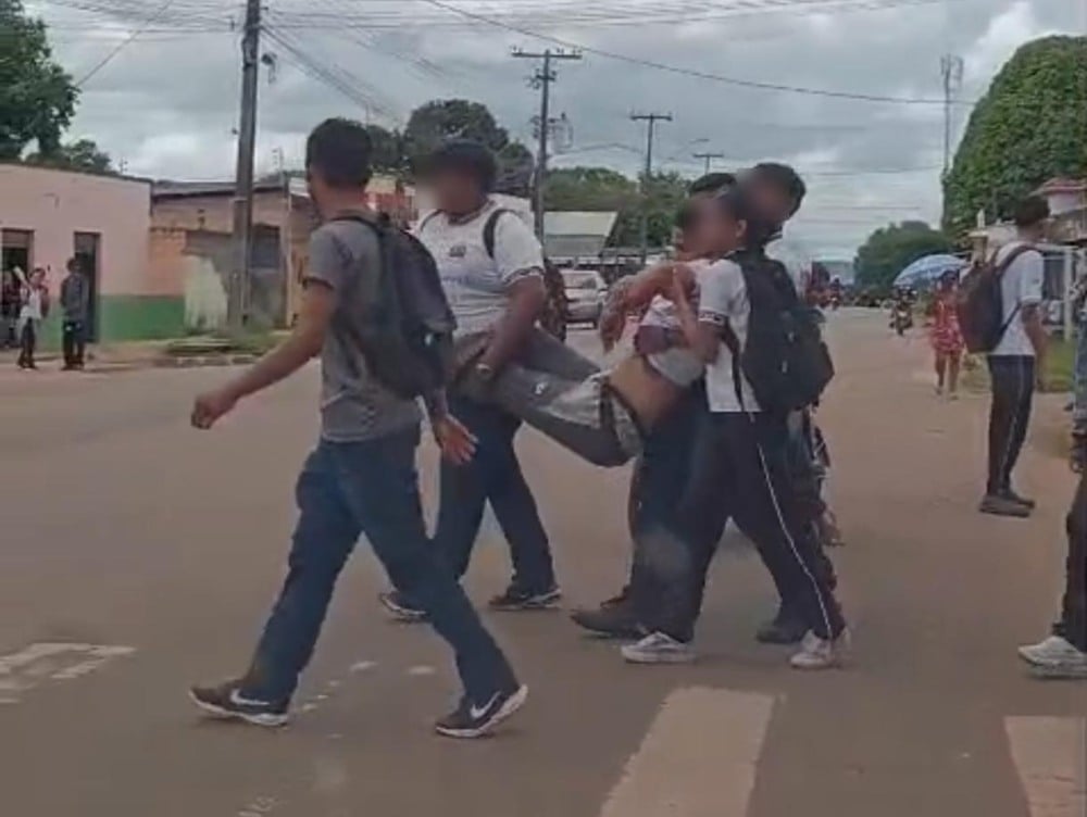 Estudante de escola estadual fica desacordado após ser agredido durante discussão