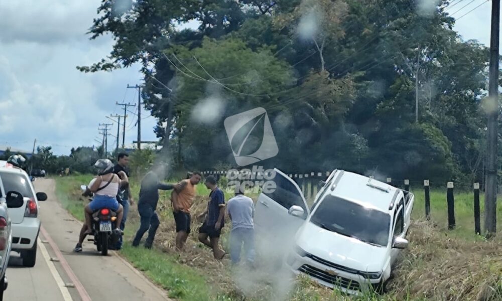 Motorista perde controle de caminhonete e bate contra barranco na AC-40; duas pessoas ficam feridas