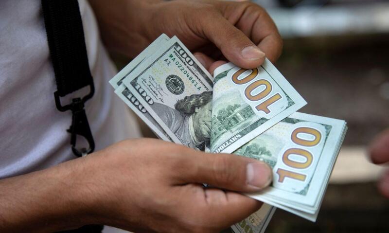 Ibovespa fecha em queda de 0,81% e dólar volta a superar R$ 5