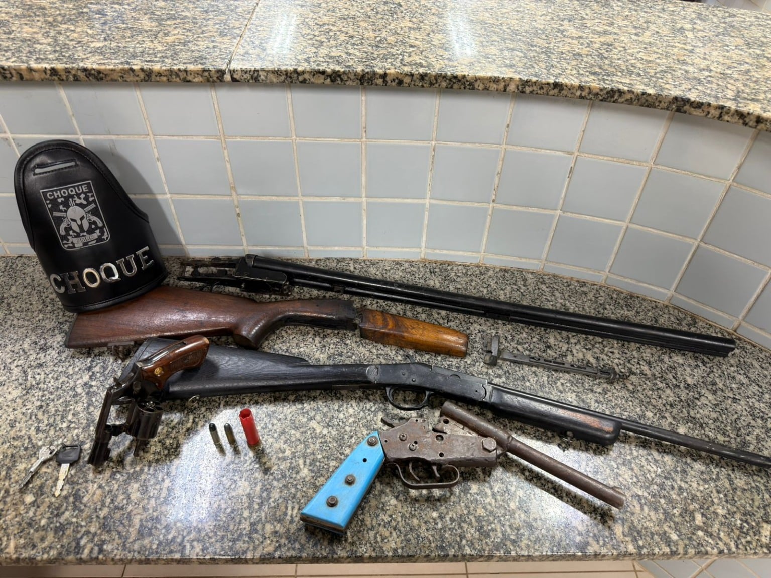 PM apreende armas e detém dois homens suspeitos de comércio ilegal de armamento