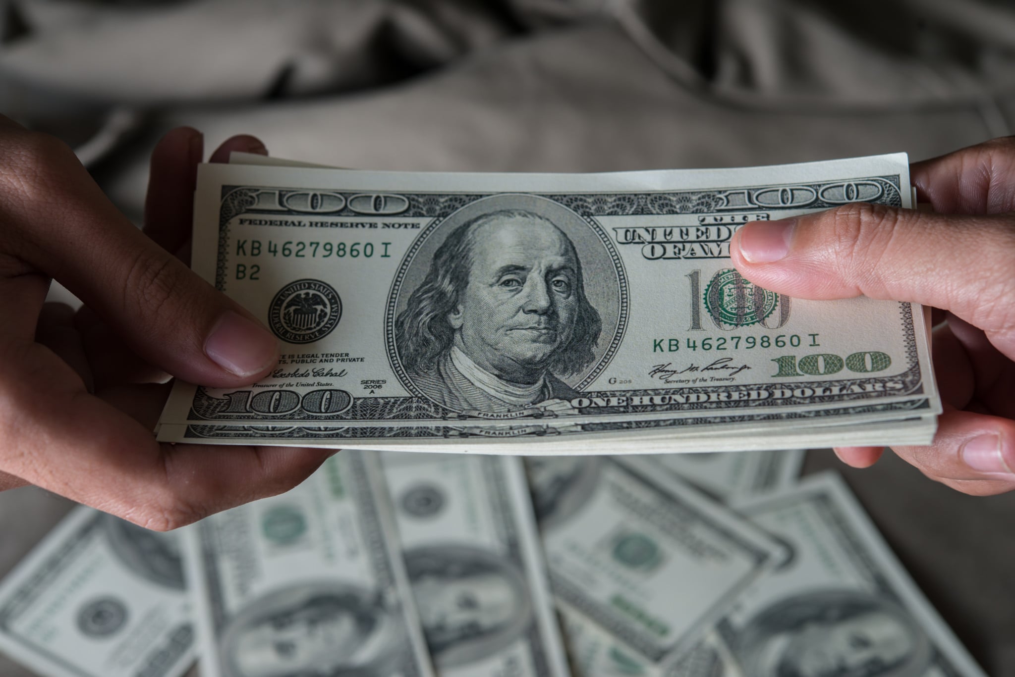 Dólar dispara e fecha acima de R$ 5,15 após dados de emprego reforçarem expectativa de alta de juros nos EUA