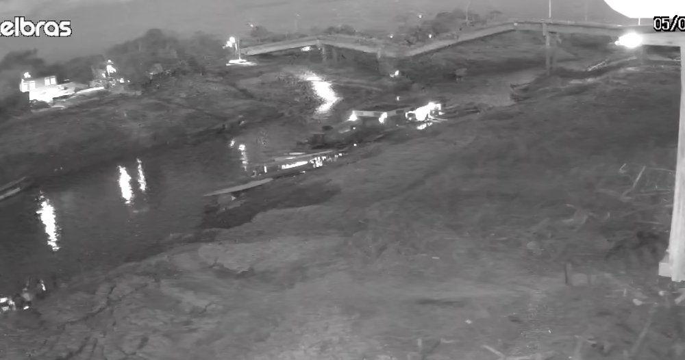 Imagens de câmera de segurança mostram exato momento do desabamento da ponte Frei Paolino Baldassari em Sena Madureira