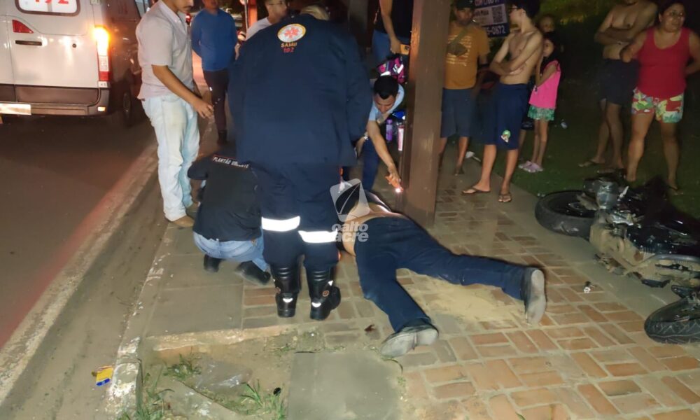 Motociclista fica ferido após colisão com carro e atinge parada de ônibus em Rio Branco