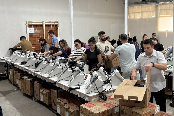 Eleição Suplementar: Justiça Eleitoral realiza procedimento de carga e lacre das urnas eletrônicas