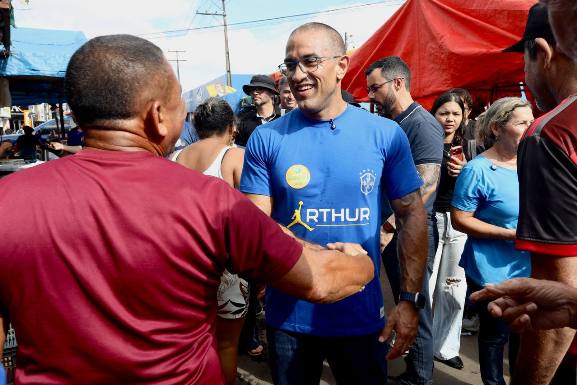 Arthur recebe apoio da população durante visita à Feira do Garimpeiro