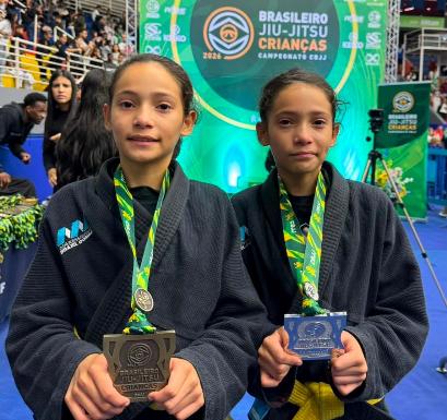 Jiu Jitsu: gêmeas idênticas roraimenses chegam a Boa Vista com medalhas do Brasileiro Kids