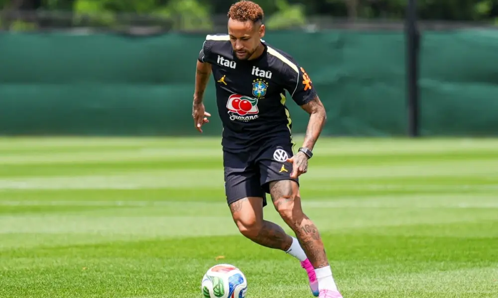 Neymar faz 1º treino completo junto à Seleção Brasileira após lesão