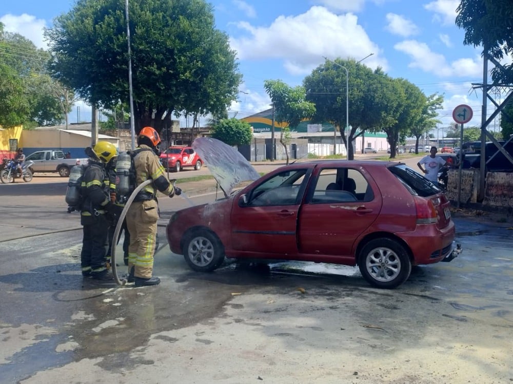 Carro pega fogo e interrompe trânsito na Avenida dos Imigrantes