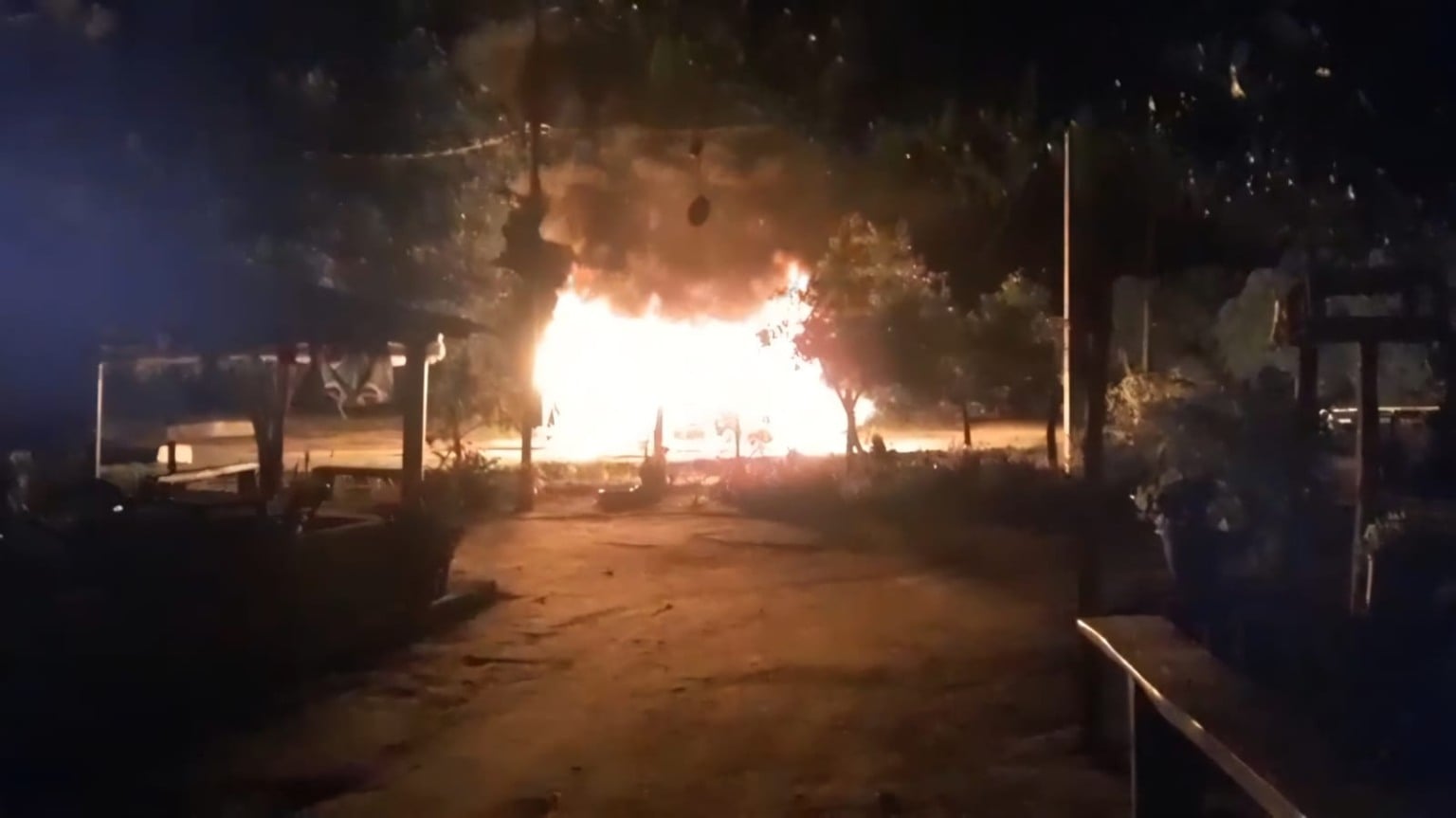 Ônibus escolar pega fogo e comunidade denuncia anos de descaso no transporte de alunos na zona rural de Boa Vista