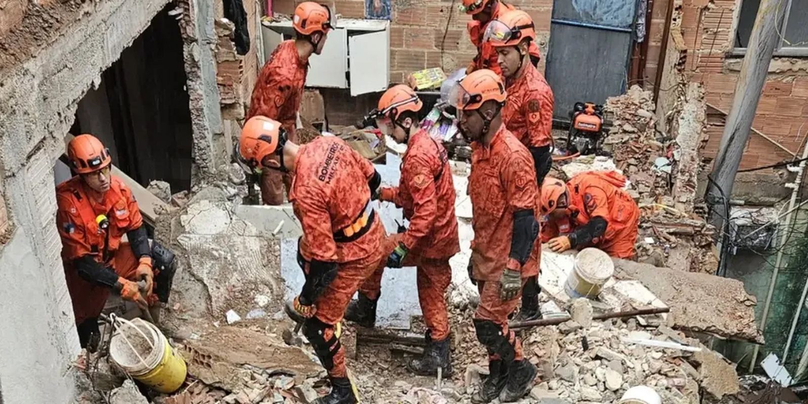 Imóvel desaba e mata duas meninas na Ilha do Governador, no Rio