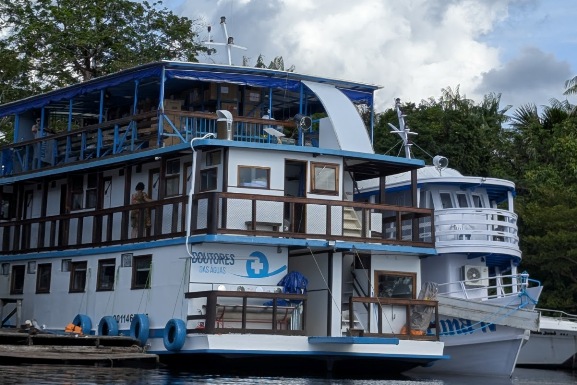 Barco da Saúde leva atendimento médico e odontológico gratuito a comunidades ribeirinhas e indígenas entre Amazonas e Roraima