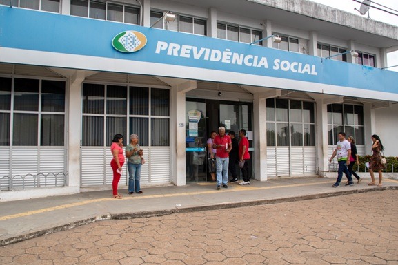 Agências do INSS vão fechar mais cedo na segunda-feira