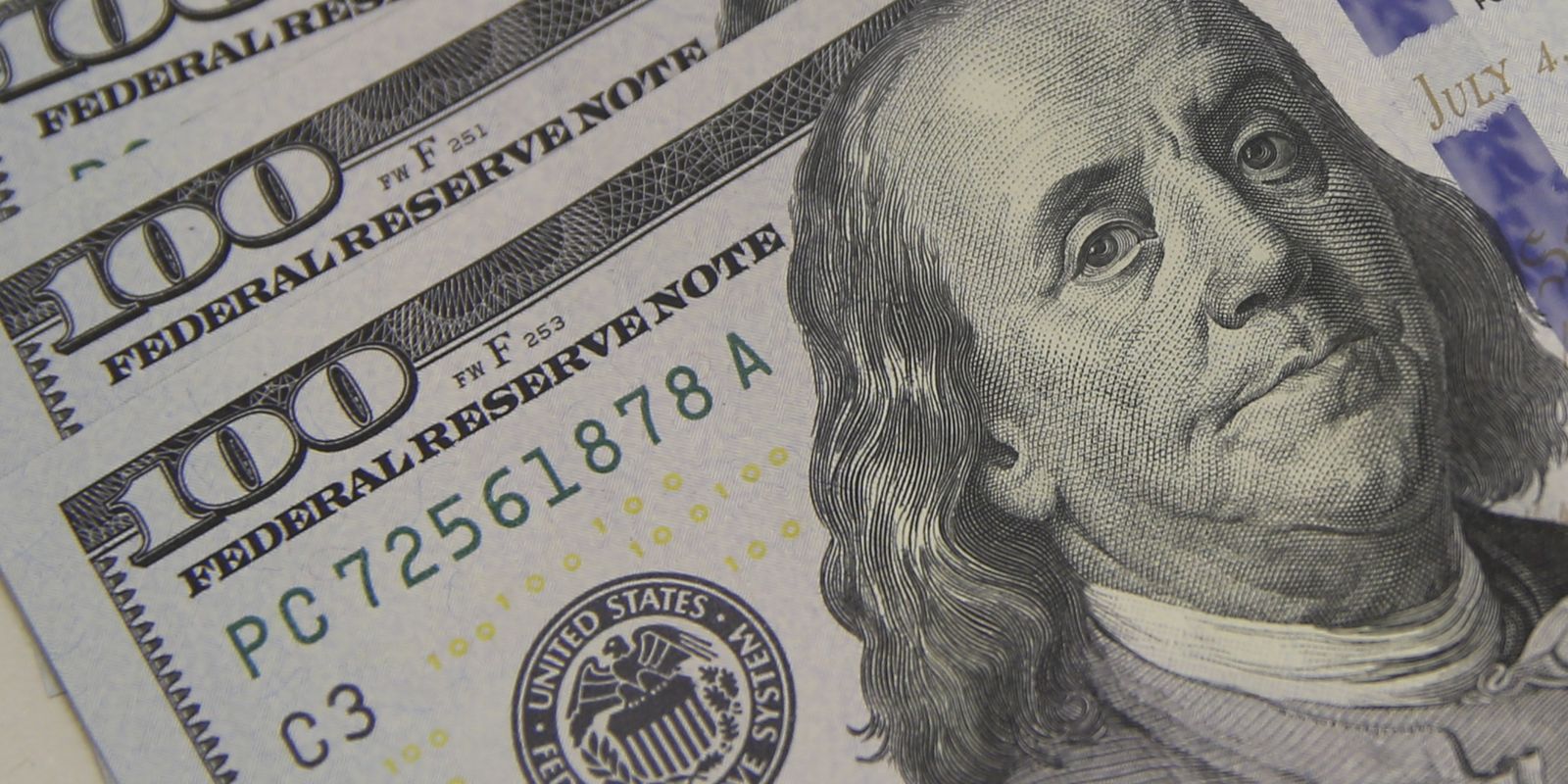 Dólar encosta em R$ 5,10 com tarifaço e tensão global