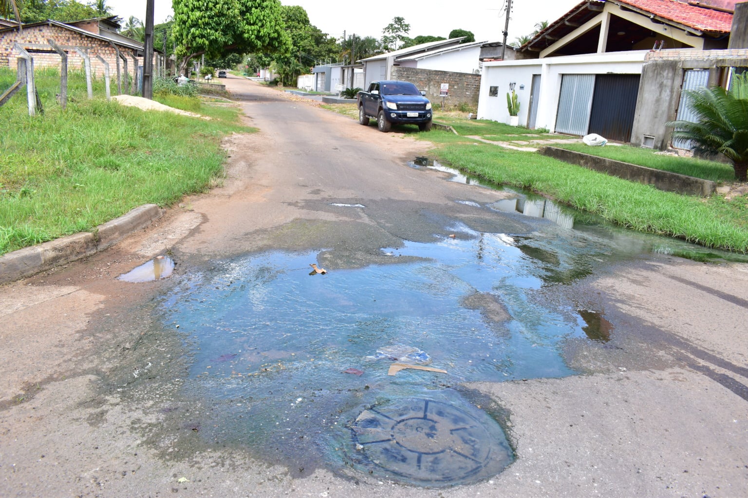 Esgoto volta a transbordar em estação no Paraviana e moradores denunciam impacto ambiental e econômico