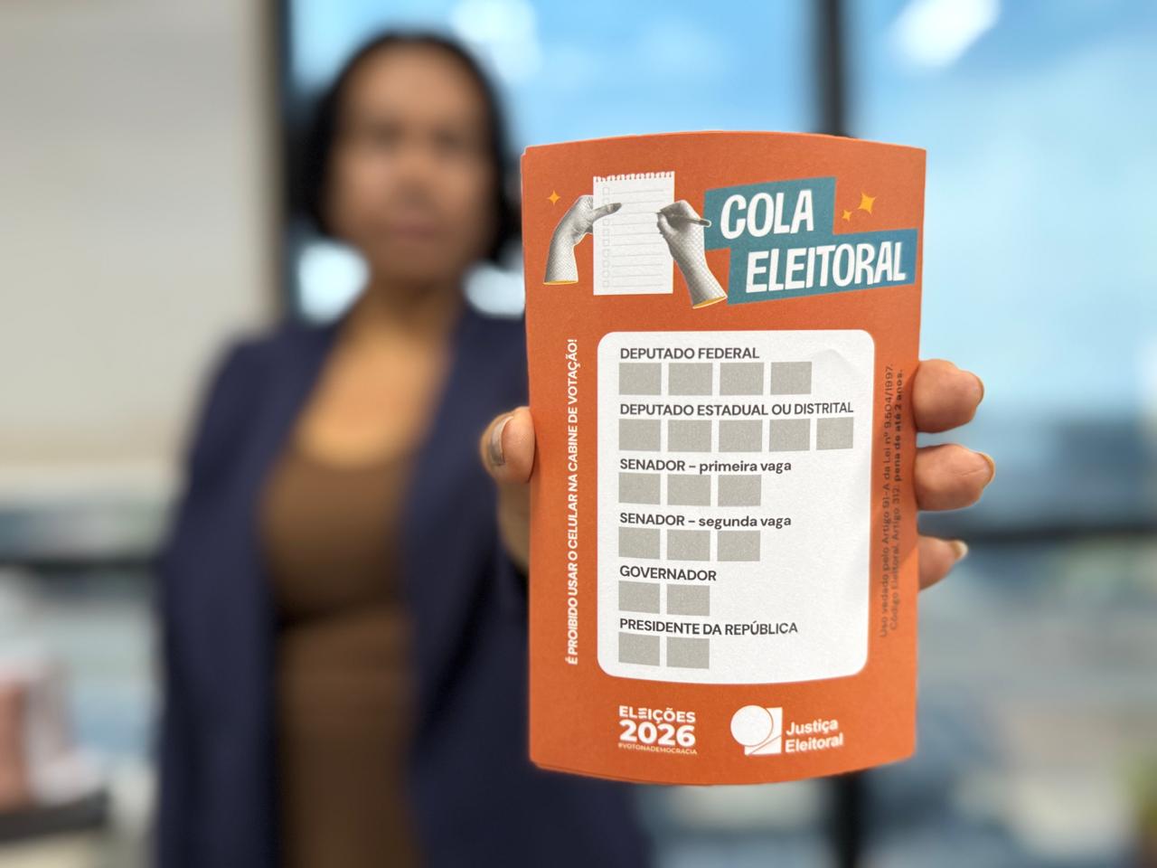 Eleitores podem levar cola de papel para votar neste domingo (4); saiba o que é proibido