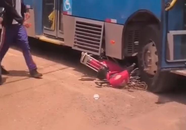 Adolescentes em bicicleta elétrica colidem contra ônibus