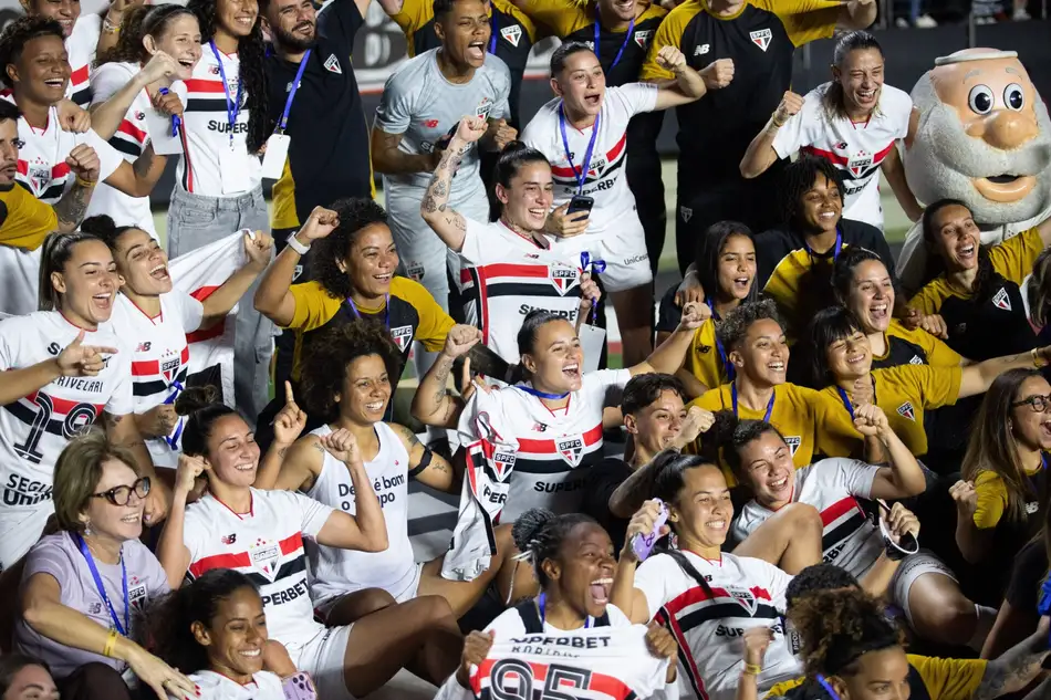 O São Paulo empata com o Corinthians e conquista o Campeonato Brasileiro pela primeira vez
