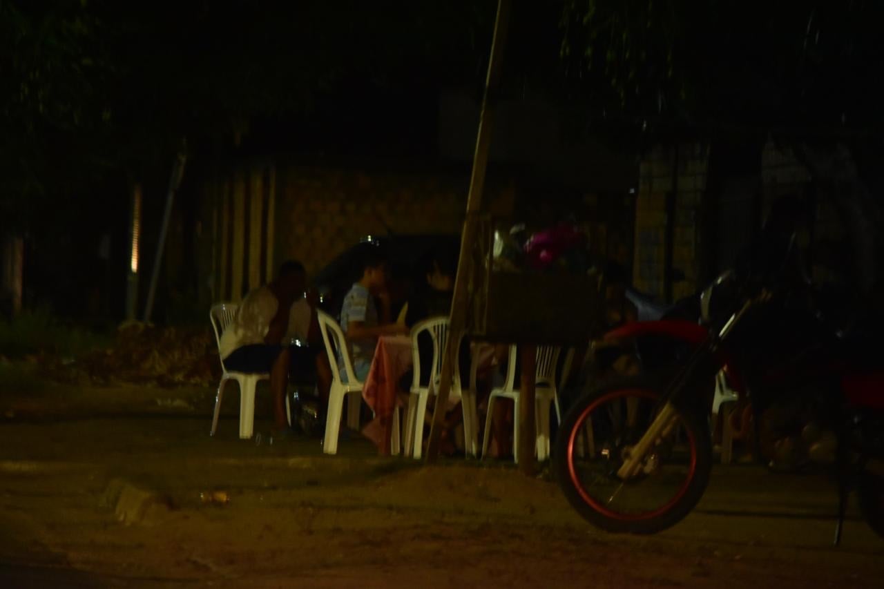 Eleitores se reúnem em frente a casas na véspera da eleição em Boa Vista