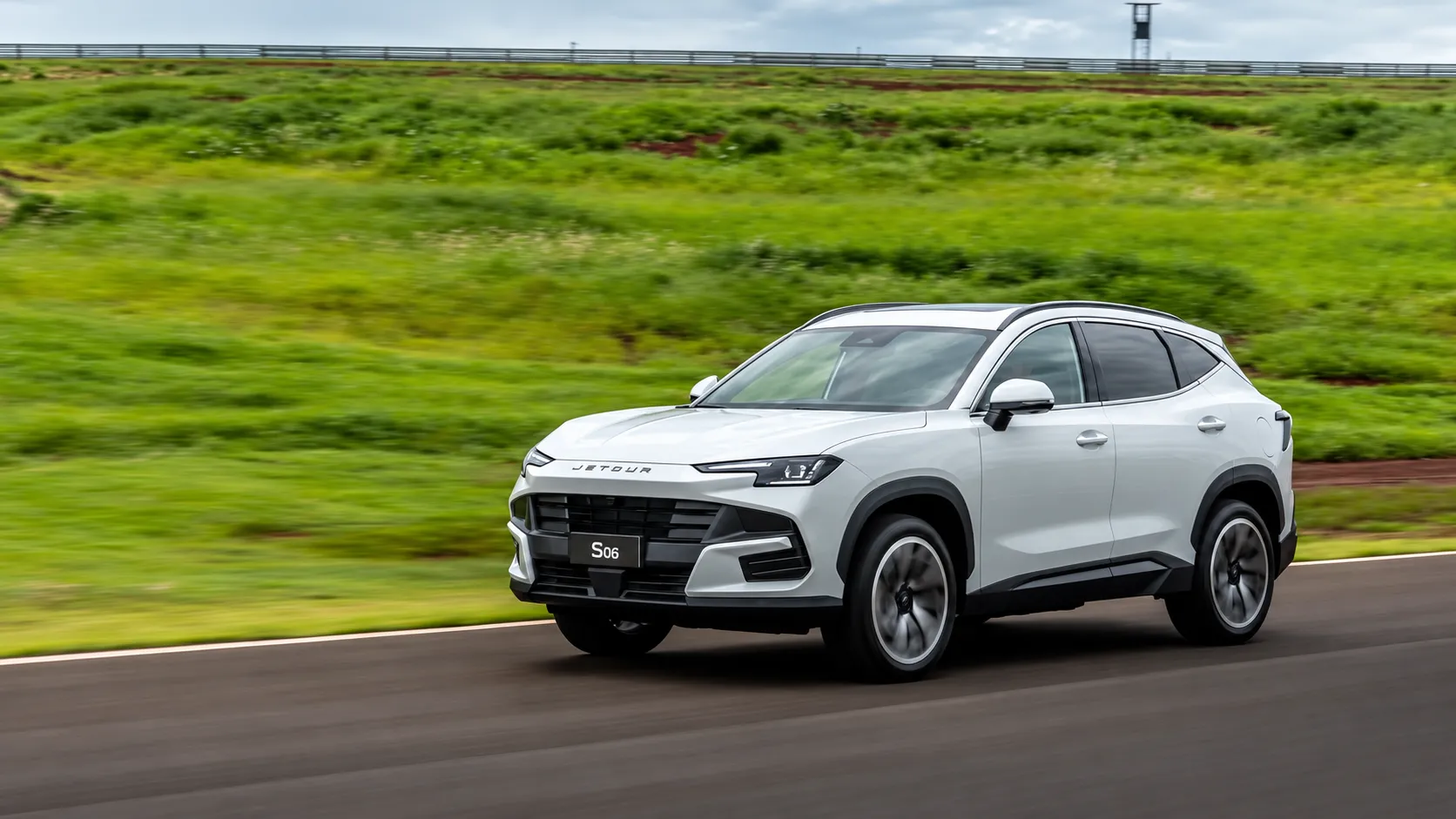 Jetour S06 Advance cai de R$ 199.900 para R$ 163.200 na oferta PcD e usa desconto de R$ 36.700 para levar um SUV médio híbrido plug-in com motor 1.5 turbo e bateria de 19,43 kWh à faixa de preço de Hyundai Creta, VW T-Cross, BYD Song Pro e Haval H6.